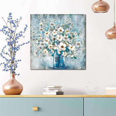 Florero de Cristal con Orquídeas y Flores Blancas