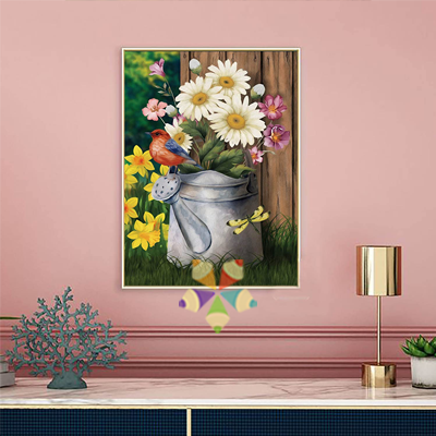 Regadera de lata margaritas narcisos cardenal pajarito flores frescas libélula