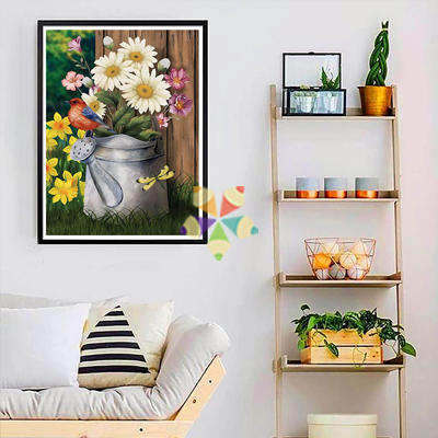 Regadera de lata margaritas narcisos cardenal pajarito flores frescas libélula