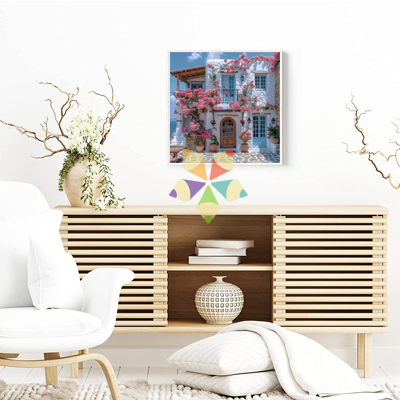 Fachada Adobe casa cabaña de piedra campiña europea mediterránea enrredadera rosas flores balcón